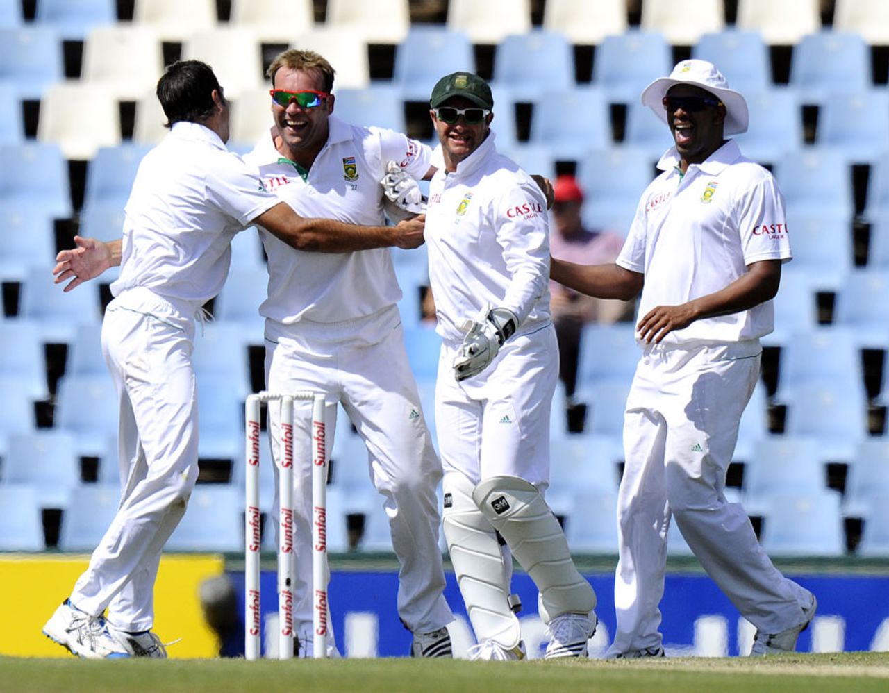Jacques Kallis took a spectacular catch to get rid of Thisara Perera, South Africa v Sri Lanka, 1st Test, Centurion, 1st day, December 15, 2011