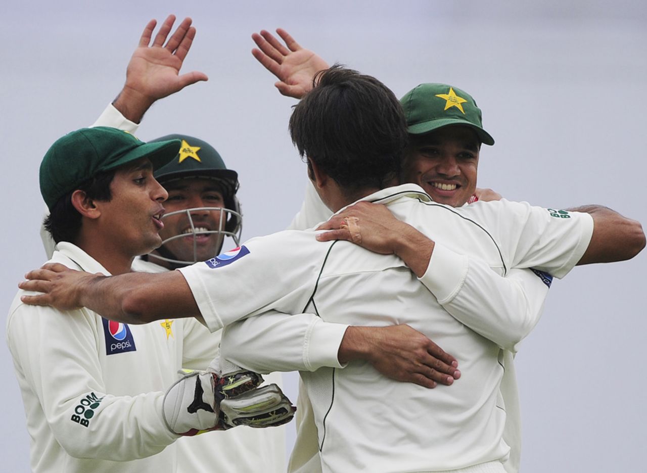 Pakistan celebrate a dismissal, Bangladesh v Pakistan, 2nd Test, Mirpur, 1st day, December 17, 2011 