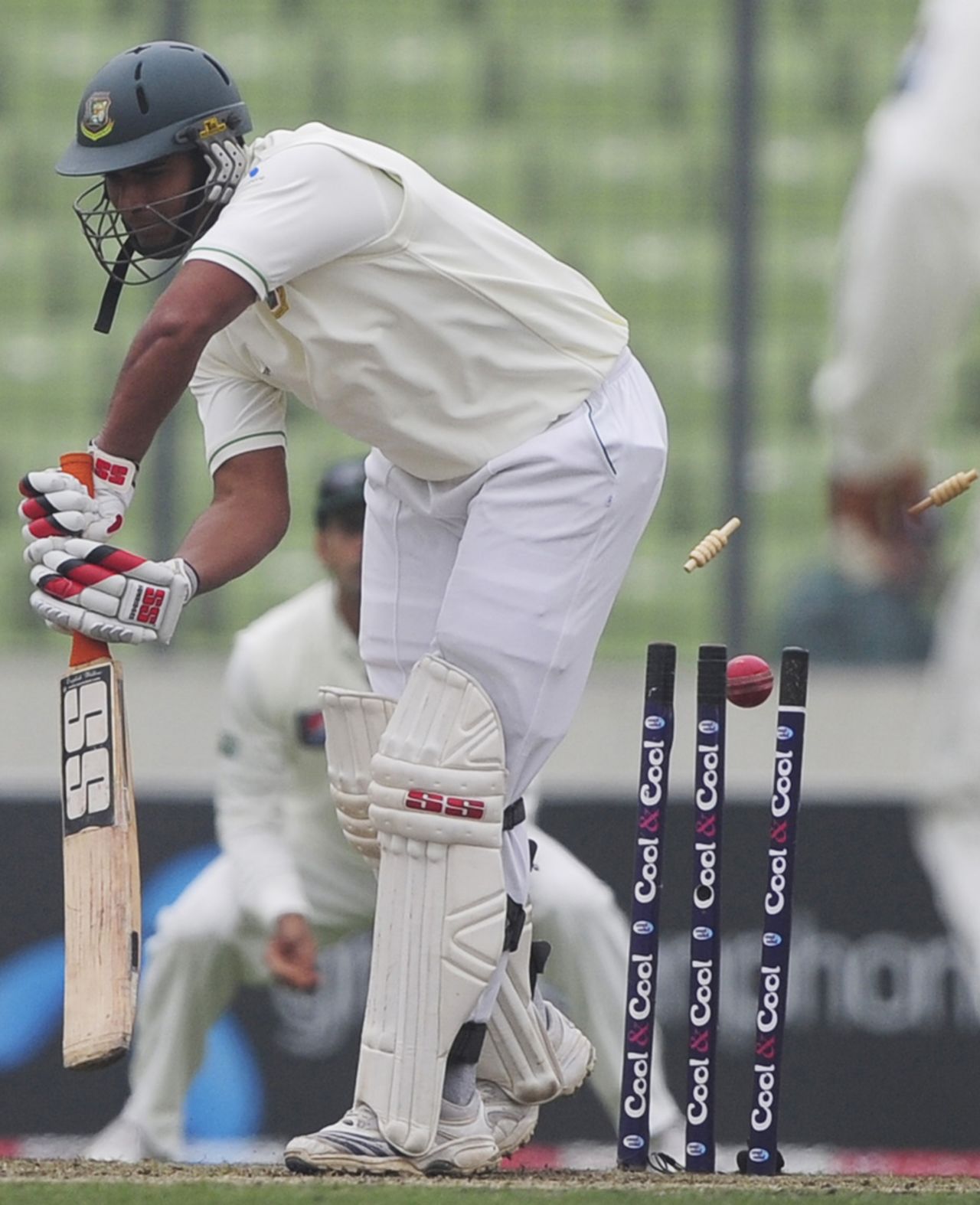 Mahmudullah is cleaned up by Aizaz Cheema, Bangladesh v Pakistan, 2nd Test, Mirpur, 1st day, December 17, 2011 