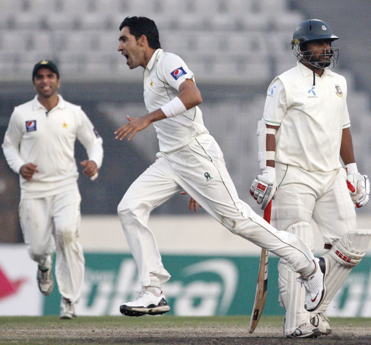 Umar Gul is pumped up after dismissing Shahriar Nafees, Bangladesh v Pakistan, 2nd Test, Mirpur, 1st day, December 17, 2011 