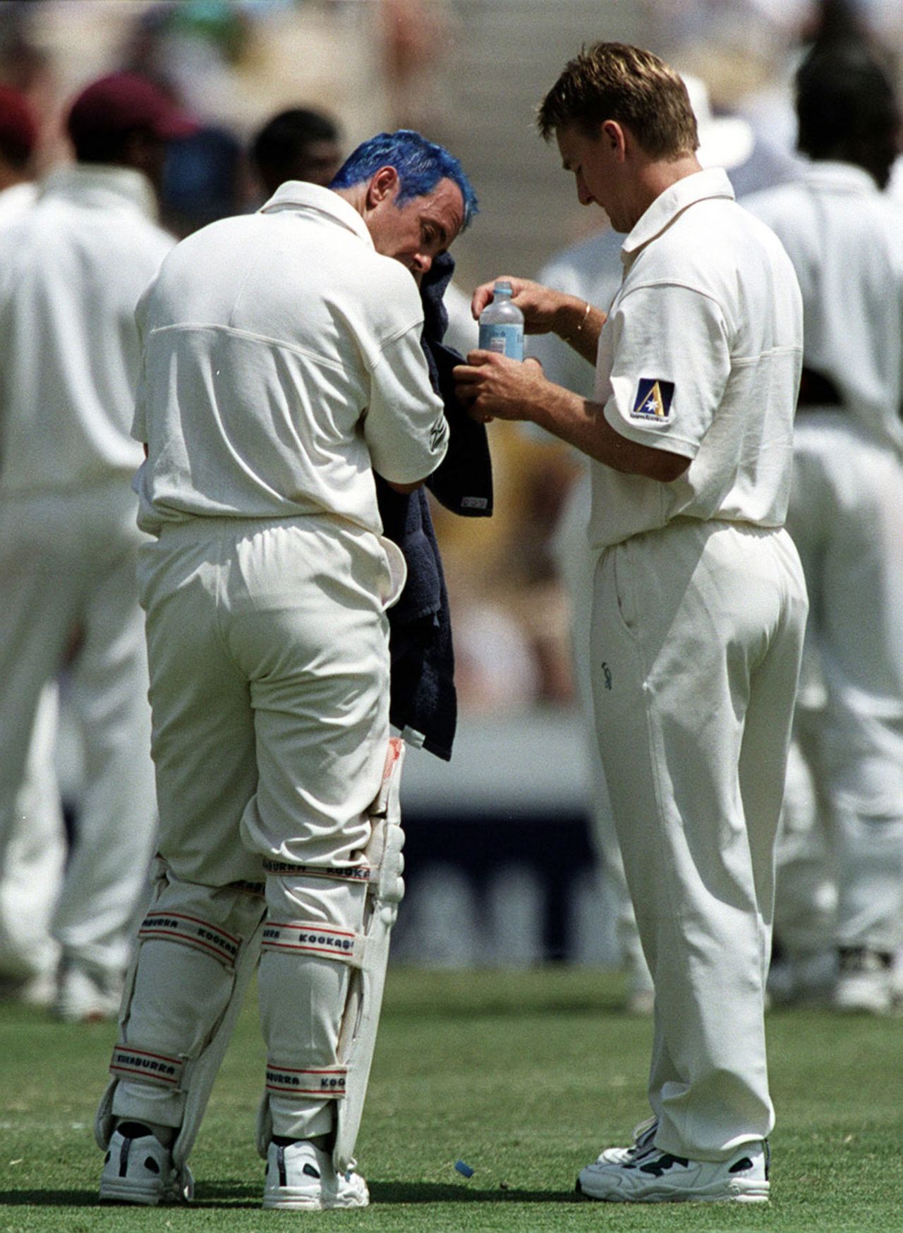 Colin Miller accepts a drink from 12th man Andy Bichel, Australia v West Indies, 5th Test, Sydney, 3rd day, January 4, 2001
