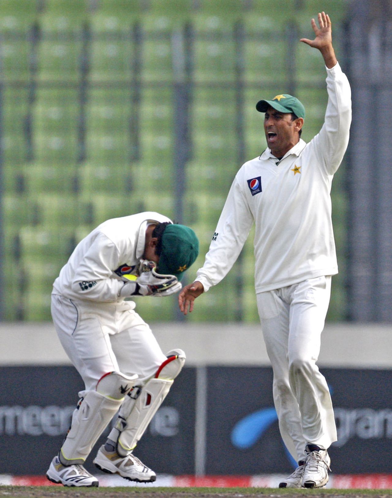 Adnan Akmal was struck on the mouth, Bangladesh v Pakistan, 2nd Test, Mirpur, 2nd day, December 18, 2011 