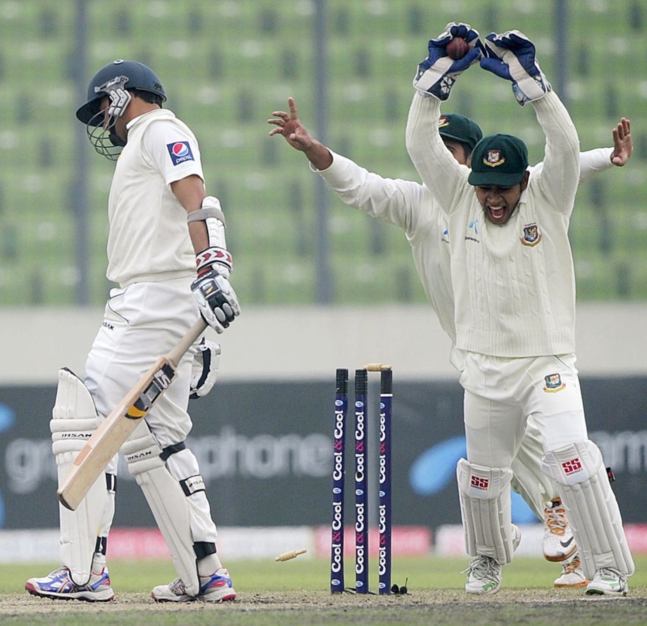 Mushfiqur Rahim celebrates after catching Azhar Ali, Bangladesh v Pakistan, 2nd Test, Mirpur, 3rd day, December 19, 2011 