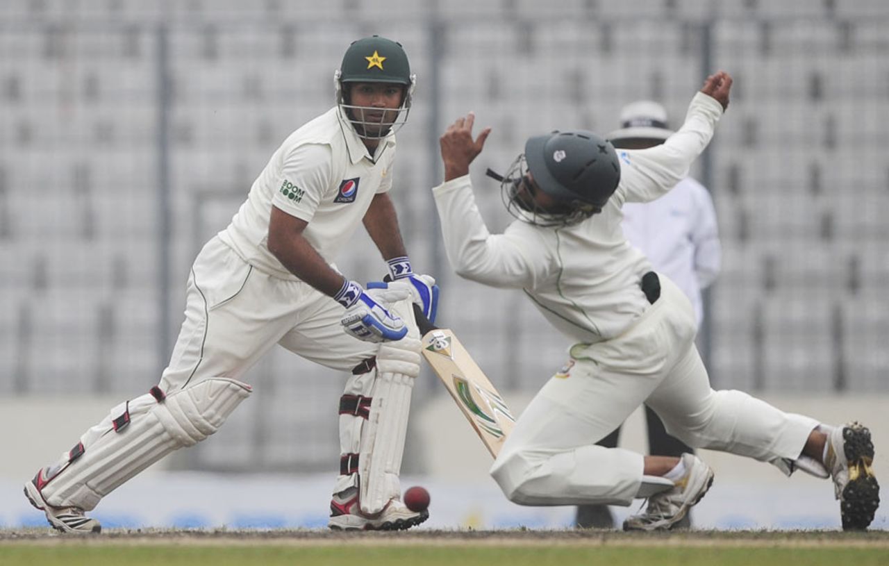 Asad Shafiq watches as Shahriar Nafees attempts to take a catch, Bangladesh v Pakistan, 2nd Test, Mirpur, 4th day, December 20, 2011 
