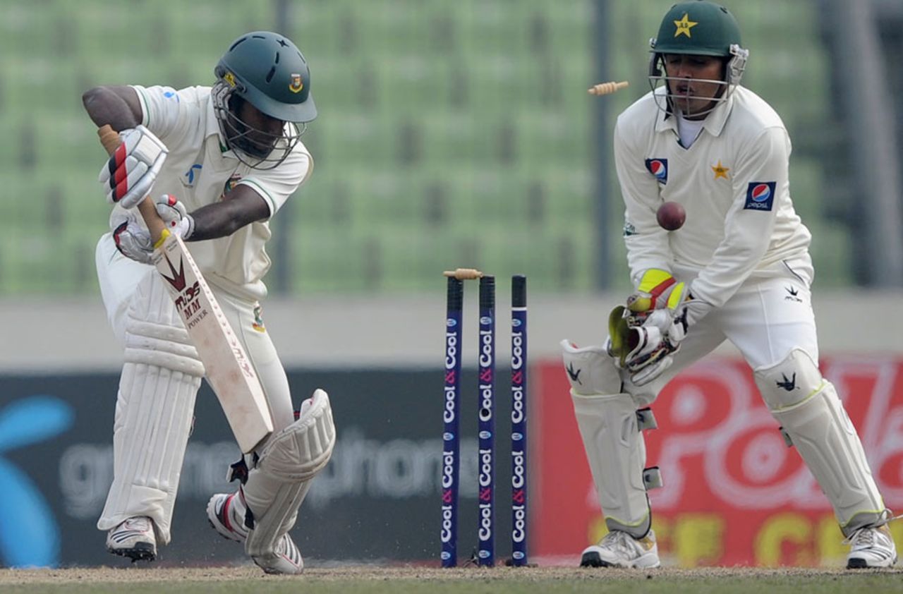 Elias Sunny is bowled for 4, Bangladesh v Pakistan, 2nd Test, Mirpur, 5th day, December 21, 2011 