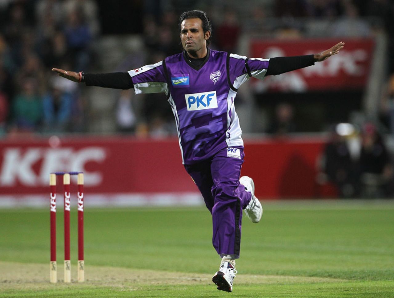Naved-ul-Hasan ran through the Sydney Sixers' tail, Hobart Hurricanes v Sydney Sixers, BBL, Hobart, December 21, 2011