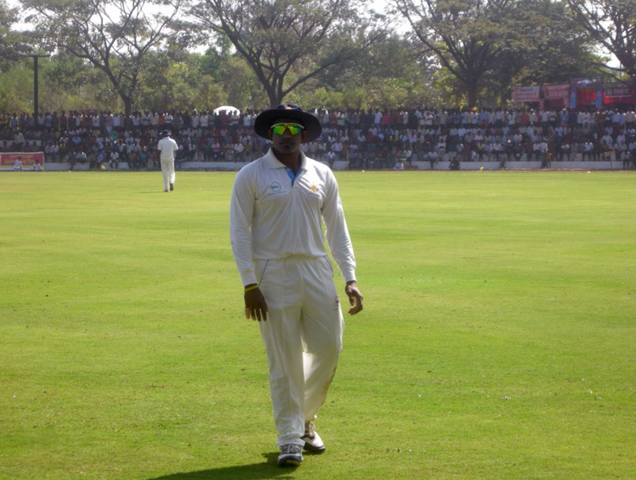 Robin Uthappa patrols the boundary, Karnataka v Uttar Pradesh, Ranji Trophy, Shimoga, December 22, 2011