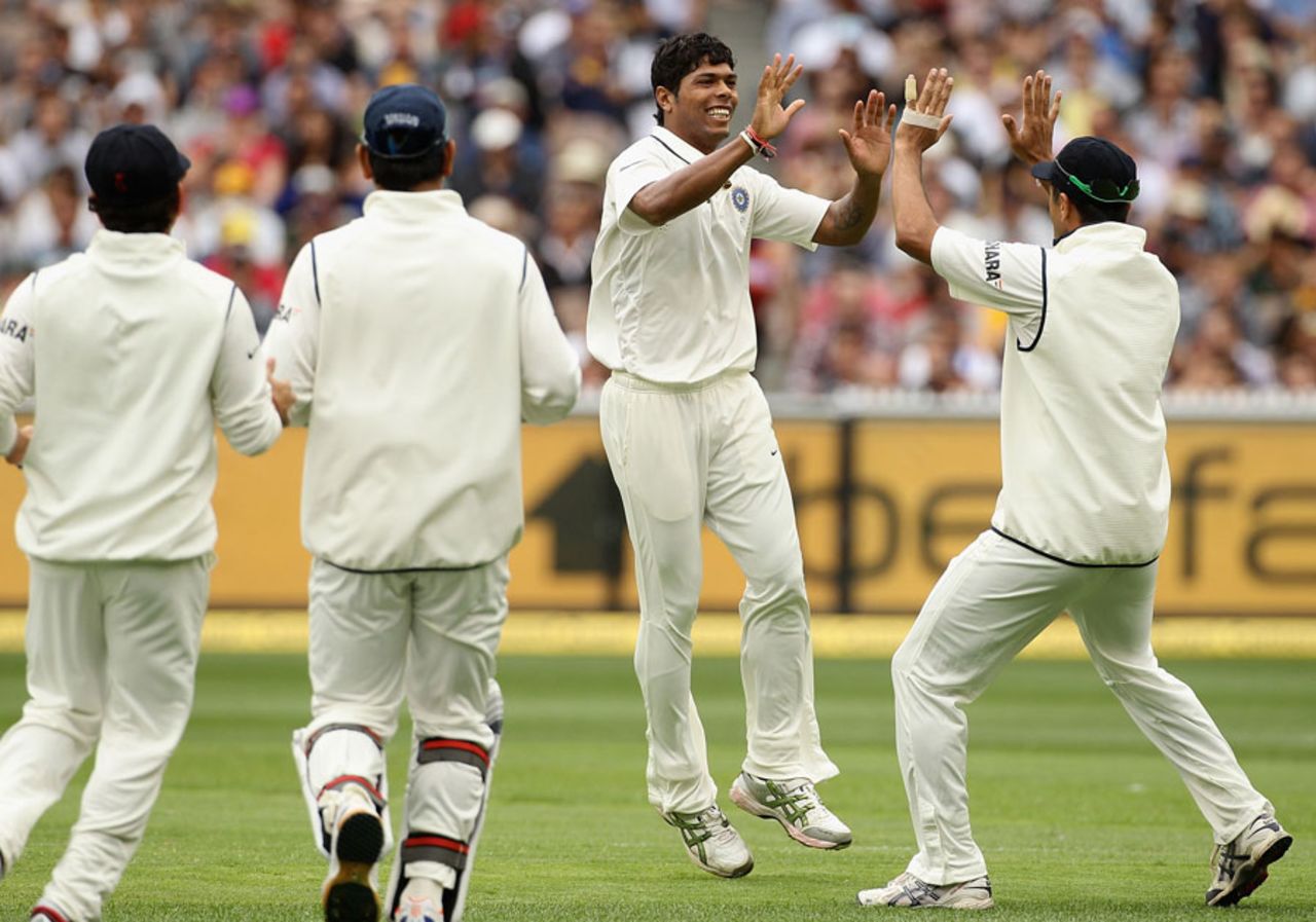 India get together after a wicket, Australia v India, 1st Test, Melbourne, 1st day, December 26, 2011