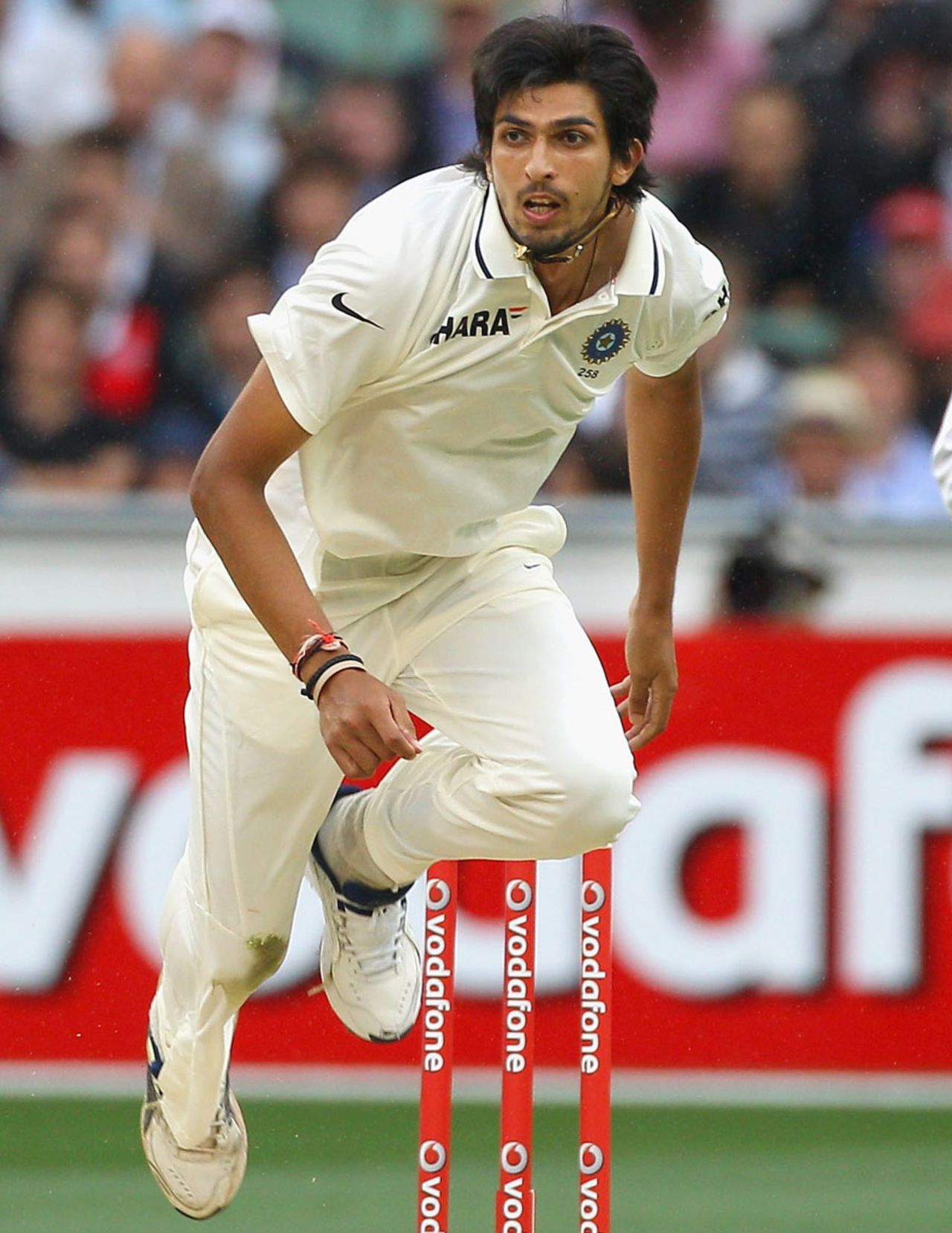 Ishant Sharma delivers the ball, Australia v India, 1st Test, Melbourne, 1st day, December 26, 2011