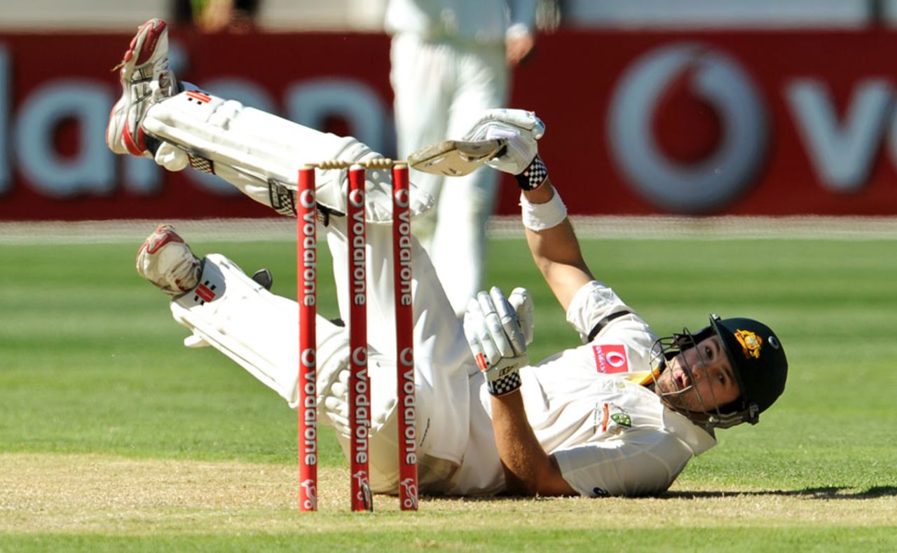 Ed Cowan takes a tumble, Australia v India, 1st Test, Melbourne, 1st day, December 26, 2011