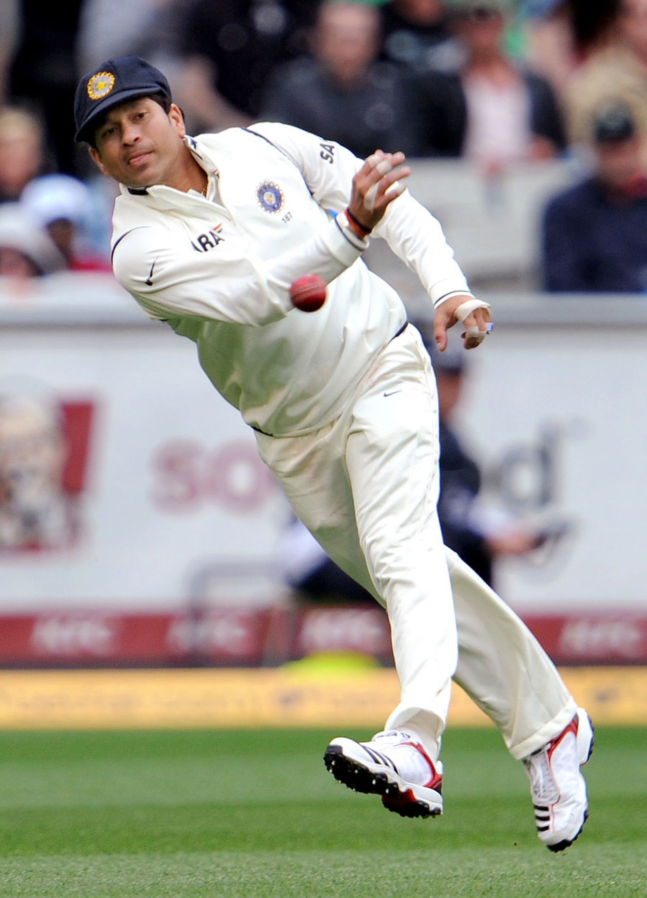 Sachin Tendulkar fires in a throw, Australia v India, 1st Test, Melbourne, 1st day, December 26, 2011