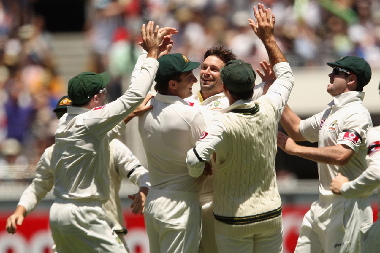 Ben Hilfenhaus enjoyed early success, Australia v India, 1st Test, Melbourne, 2nd day, December 27, 2011