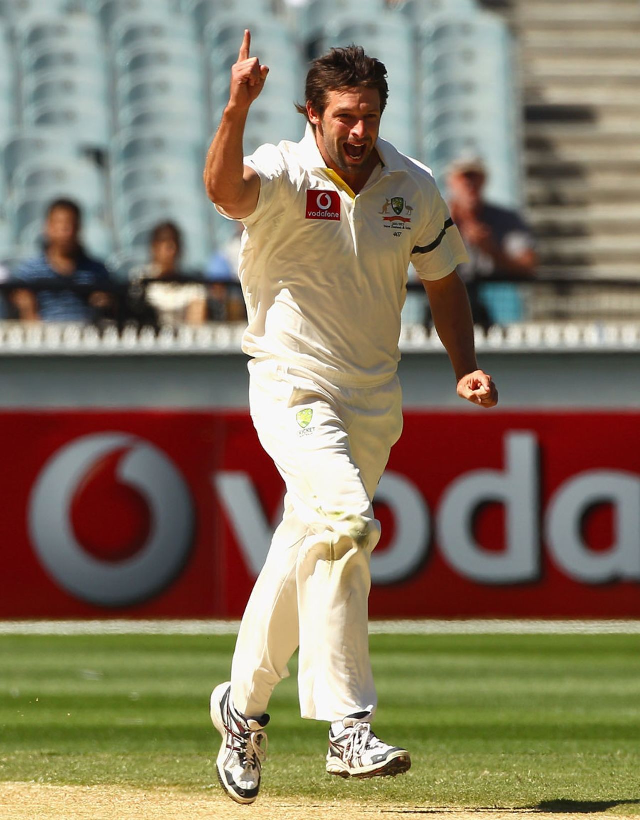 Ben Hilfenhaus got past Rahul Dravid's defences in the first over of day three, Australia v India, 1st Test, Melbourne, 3rd day, December 28, 2011