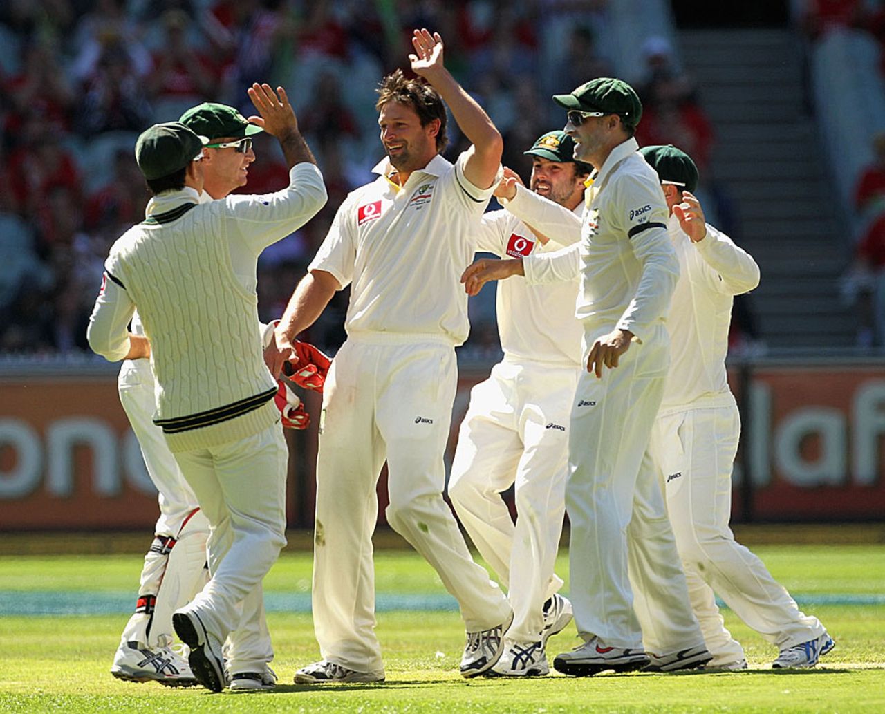 Australia get together after Rahul Dravid's dismissal, Australia v India, 1st Test, Melbourne, 3rd day, December 28, 2011