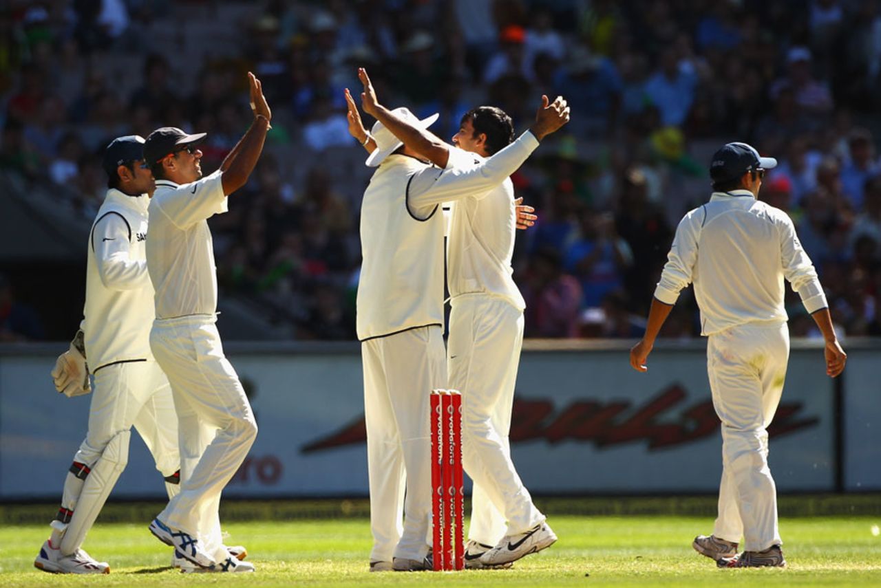 India celebrate the wicket of Ricky Ponting, Australia v India, 1st Test, Melbourne, 3rd day, December 28, 2011