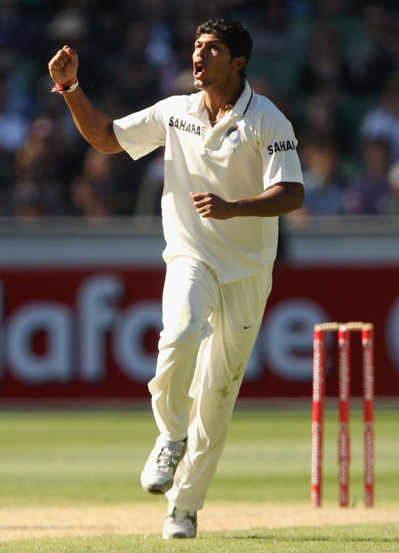 Umesh Yadav celebrates the dismissal of Peter Siddle, Australia v India, 1st Test, Melbourne, 3rd day, December 28, 2011