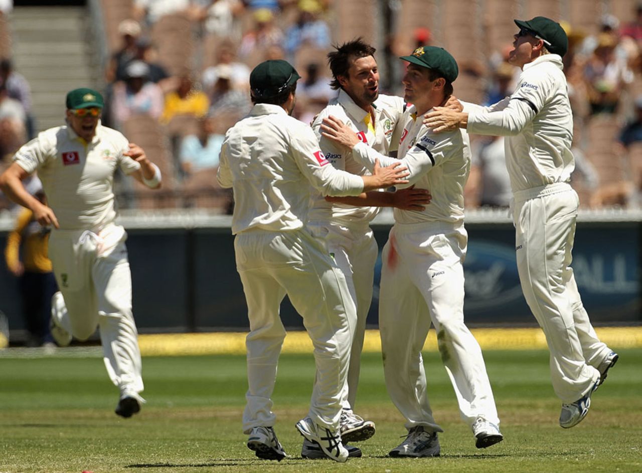 Australia get together after Ben Hilfenhaus traps Virat Kohli lbw, Australia v India, 1st Test, Melbourne, 4th day, December 29, 2011