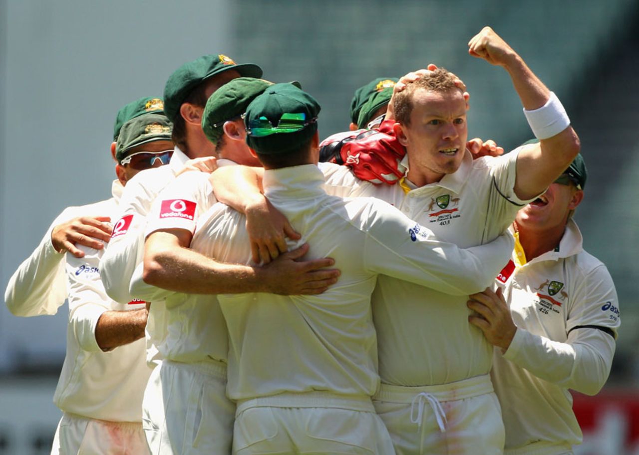 Australia celebrate Peter Siddle's dismissal of Sachin Tendulkar, Australia v India, 1st Test, Melbourne, 4th day, December 29, 2011