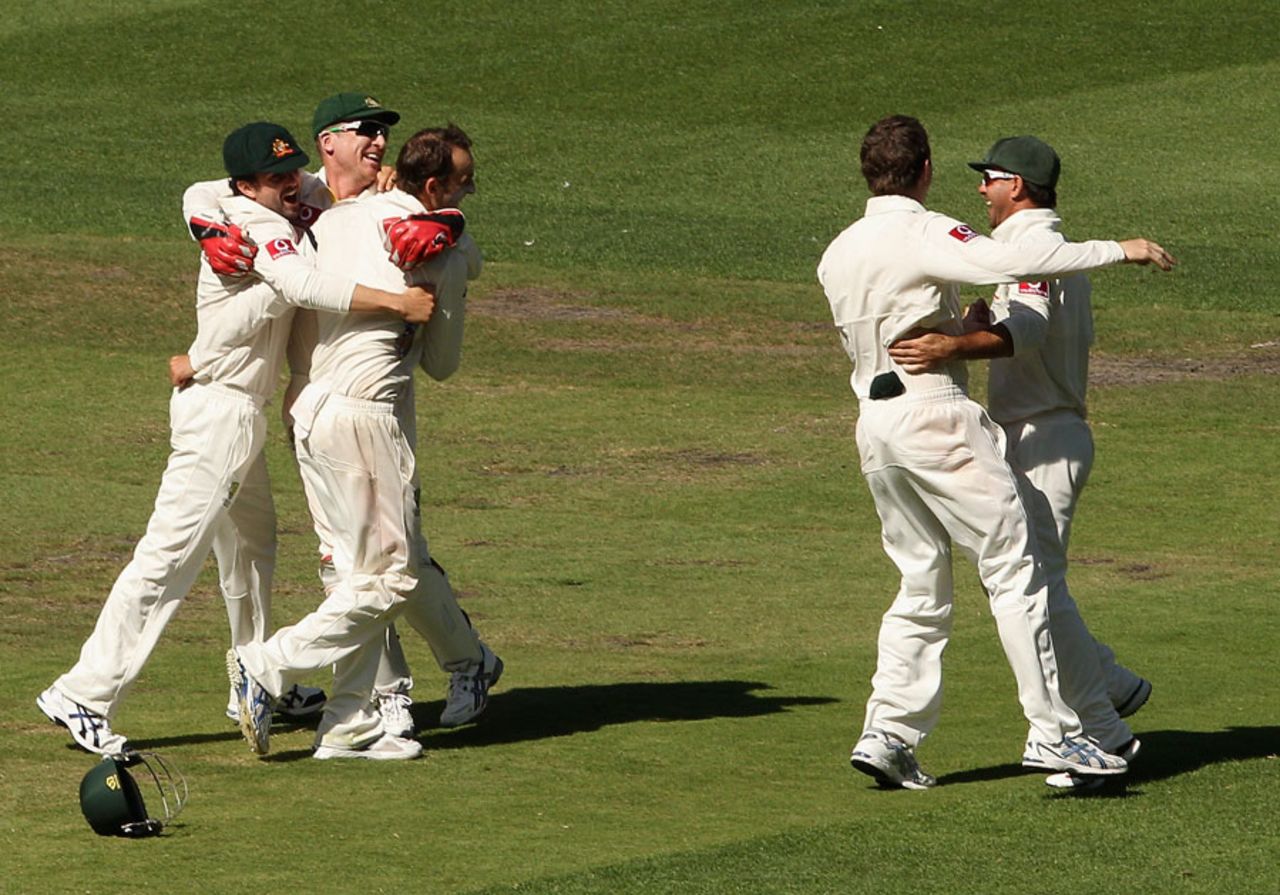 Australia celebrate winning the Boxing Day Test, Australia v India, 1st Test, Melbourne, 4th day, December 29, 2011