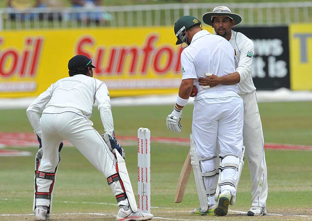 Ashwell Prince and Tillakaratne Dilshan almost collide, South Africa v Sri Lanka, 2nd Test, Durban, 4th day, December 29, 2011