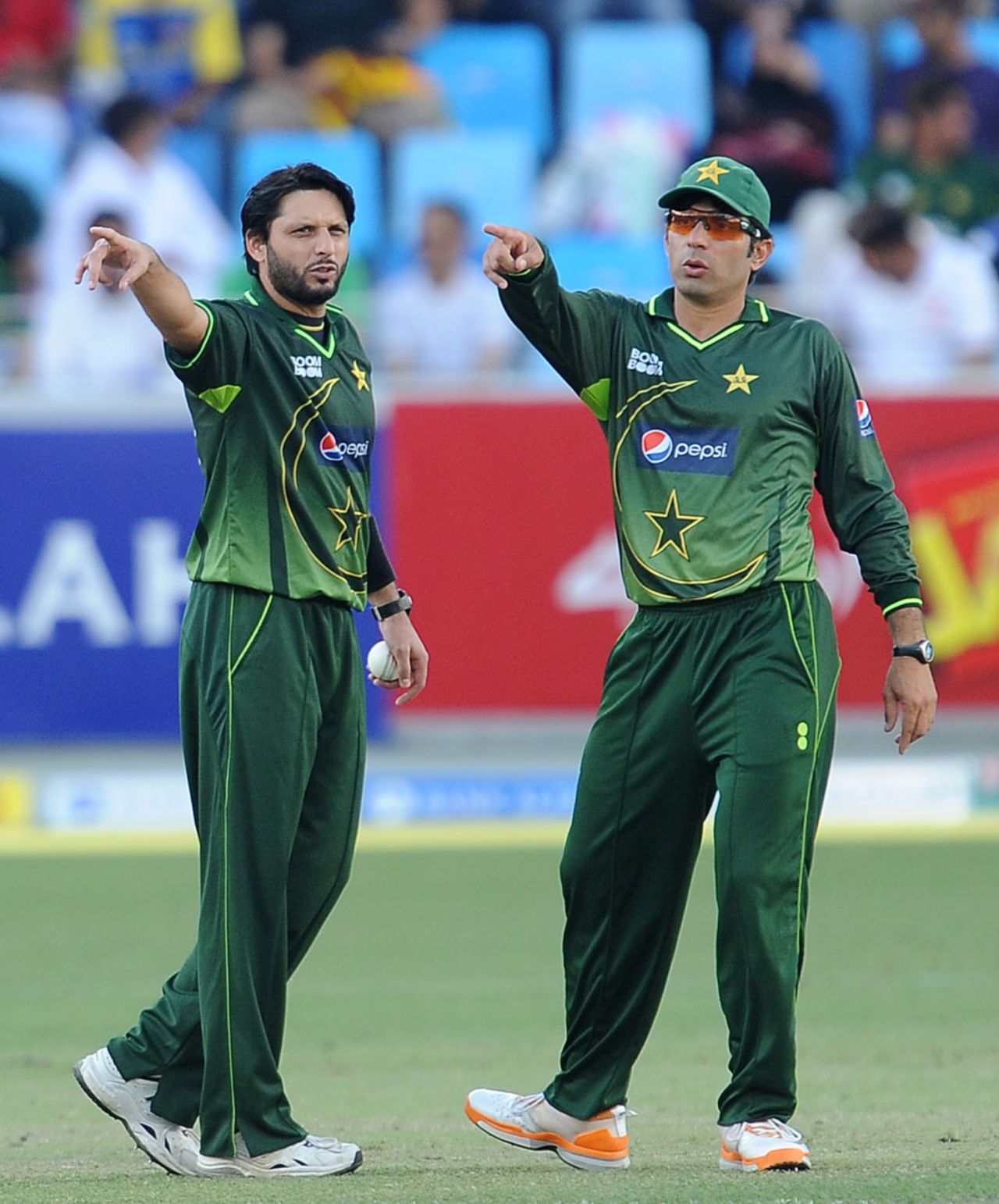 Shahid Afridi and Misbah-ul-Haq set the field, Pakistan v Sri Lanka, 2nd ODI, Dubai, November 14, 2011