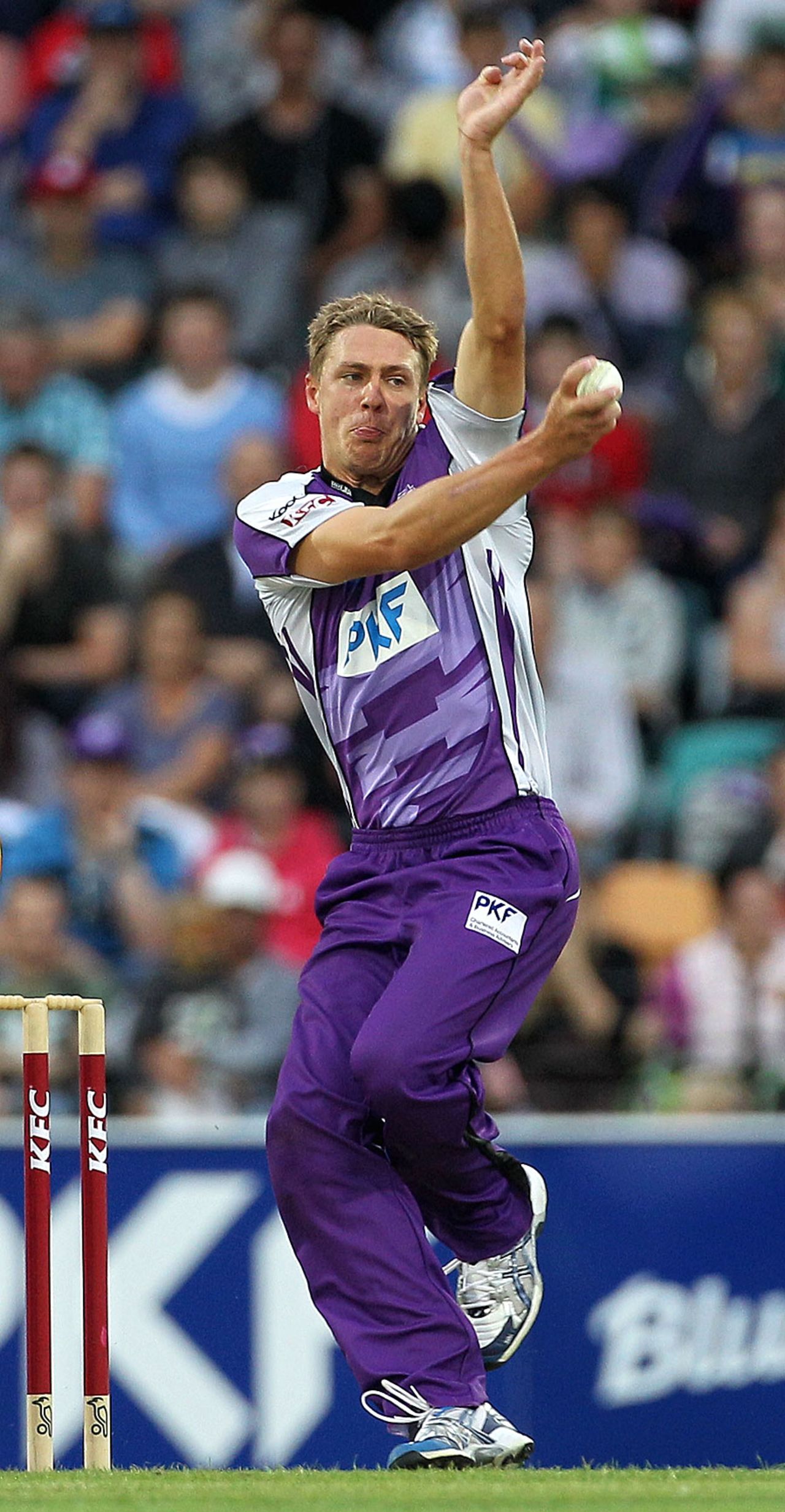 Matt Johnston bowls with a wrong-footed action, Hobart Hurricanes v Sydney Thunder, BBL, Hobart, January 1, 2012