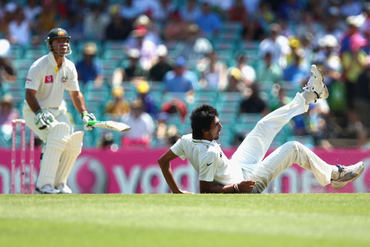 Ishant Sharma falls over in his followthrough, Australia v India, 2nd Test, Sydney, 2nd day, January 4, 2012