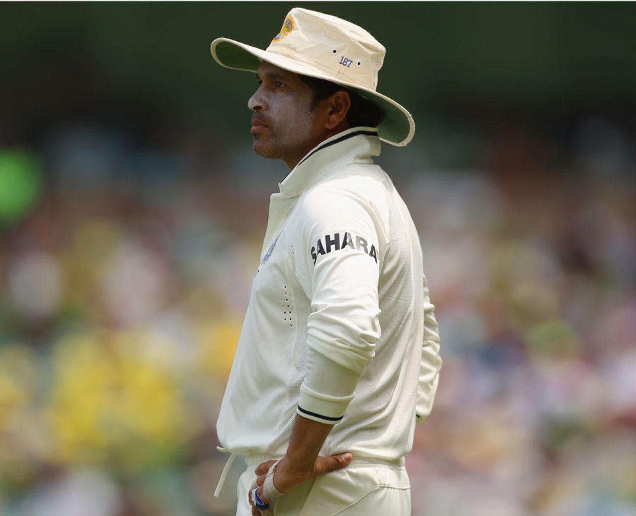 Sachin Tendulkar looks bemused as Australia plunder runs, Australia v India, 2nd Test, Sydney, 2nd day, January 4, 2012