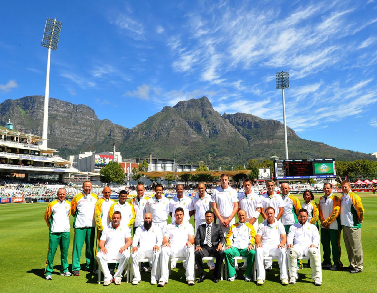 The South African team pose for a photo with the Table Mountain as the backdrop, South Africa v Sri Lanka, 3rd Test, Cape Town, 3rd day, January 5, 2012
