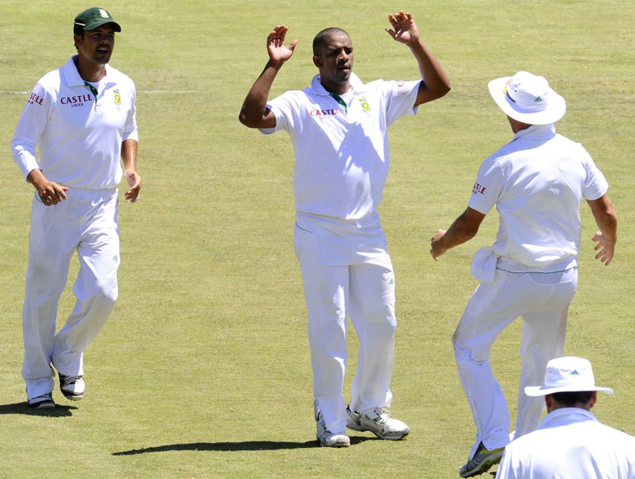 Vernon Philander celebrates the dismissal of Tillakaratne Dilshan, South Africa v Sri Lanka, 3rd Test, Cape Town, January, 5, 2012
