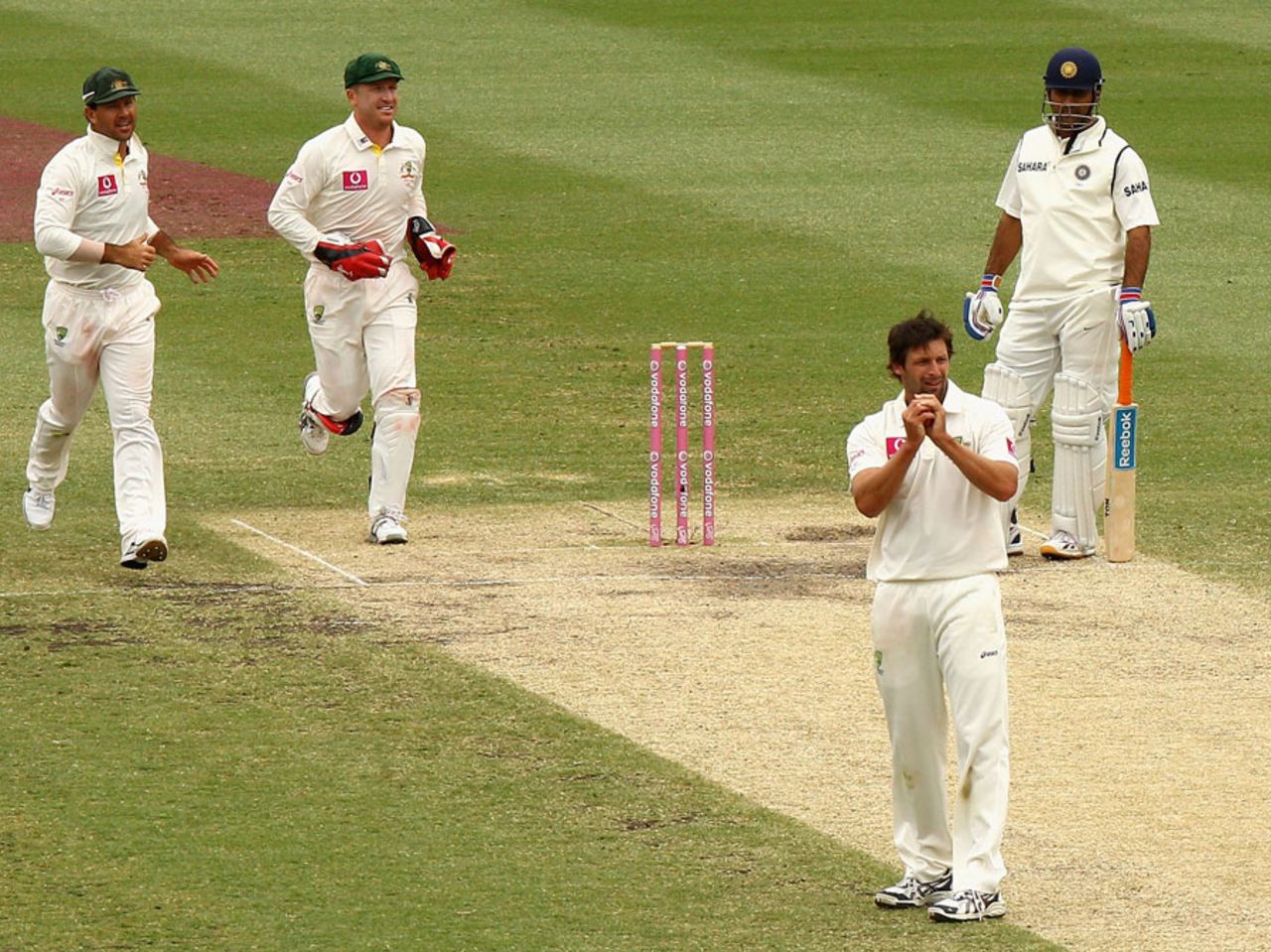 Ben Hilfenhaus dismissed MS Dhoni caught and bowled, Australia v India, 2nd Test, Sydney, 4th day, January 6, 2012