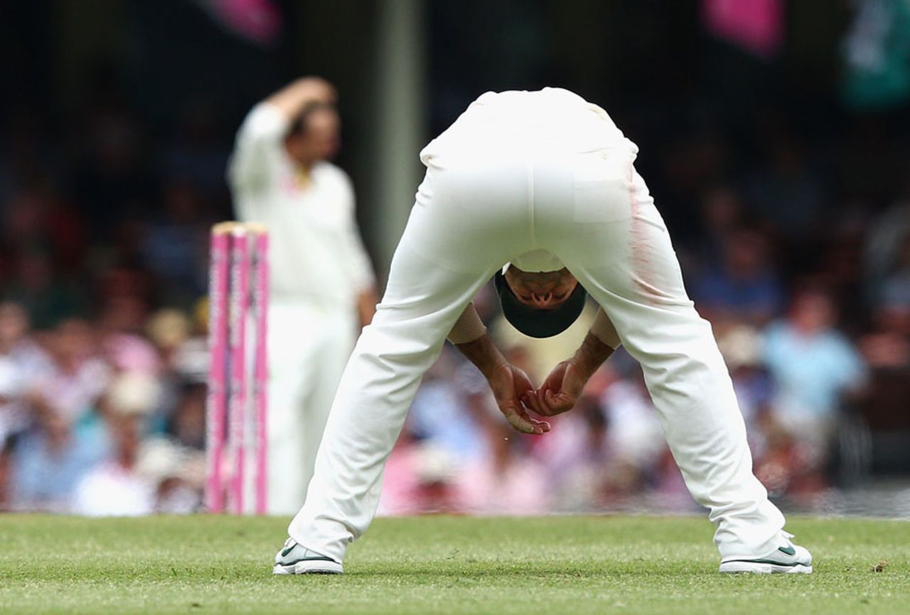 Ricky Ponting does a bit of stretching in the field, Australia v India, 2nd Test, Sydney, 4th day, January 6, 2012