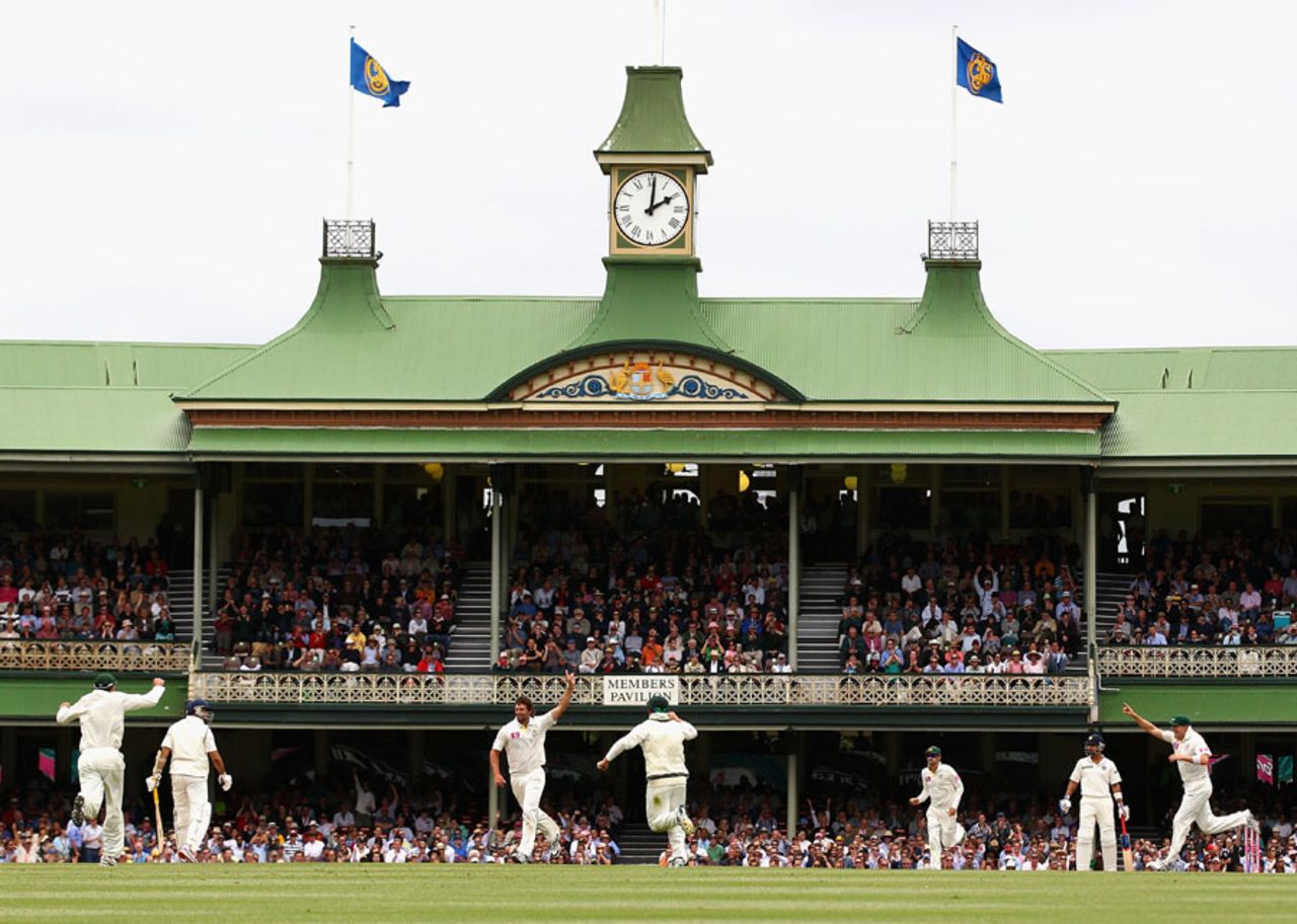 Australia celebrate a wicket, Australia v India, 2nd Test, Sydney, 4th day, January 6, 2012