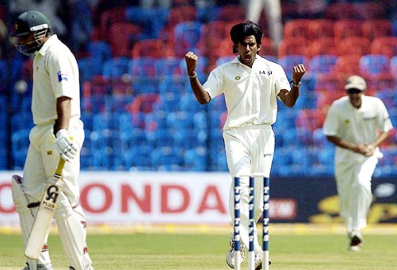 Lakshmipathy Balaji got India off to a great start, getting rid of Inzamam-ul-Haq with the ball of the series, India v Pakistan, 3rd Test, Bangalore, 1st day, March 24, 2005