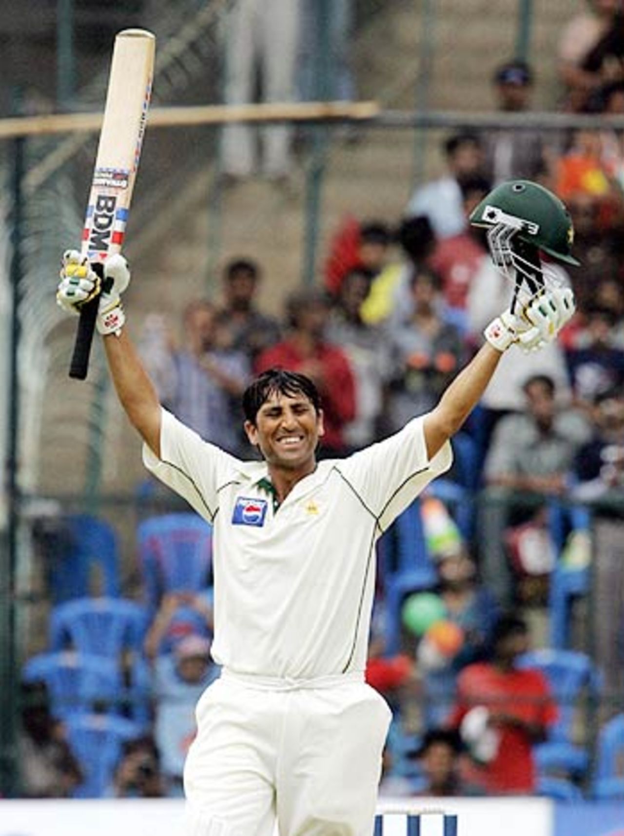Younis Khan acknowledged the crowd's cheers as he became the first Pakistani to score a double-century on Indian soil, India v Pakistan, 3rd Test, Bangalore, 1st day, March 24, 2005