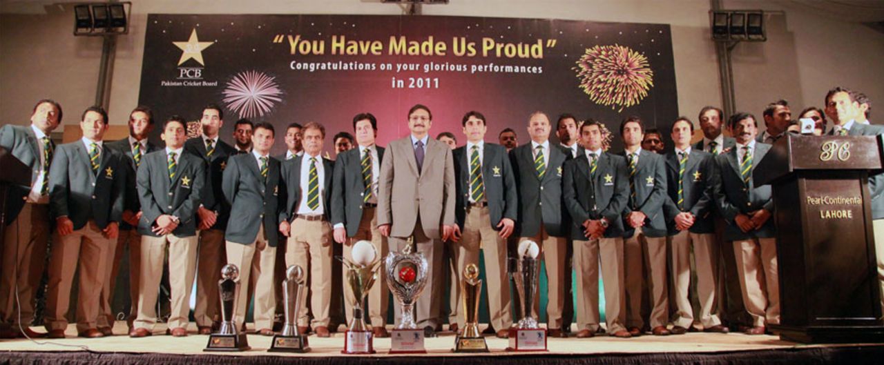 PCB chairman Zaka Ashraf poses with the Pakistan team, Lahore, January 6, 2012