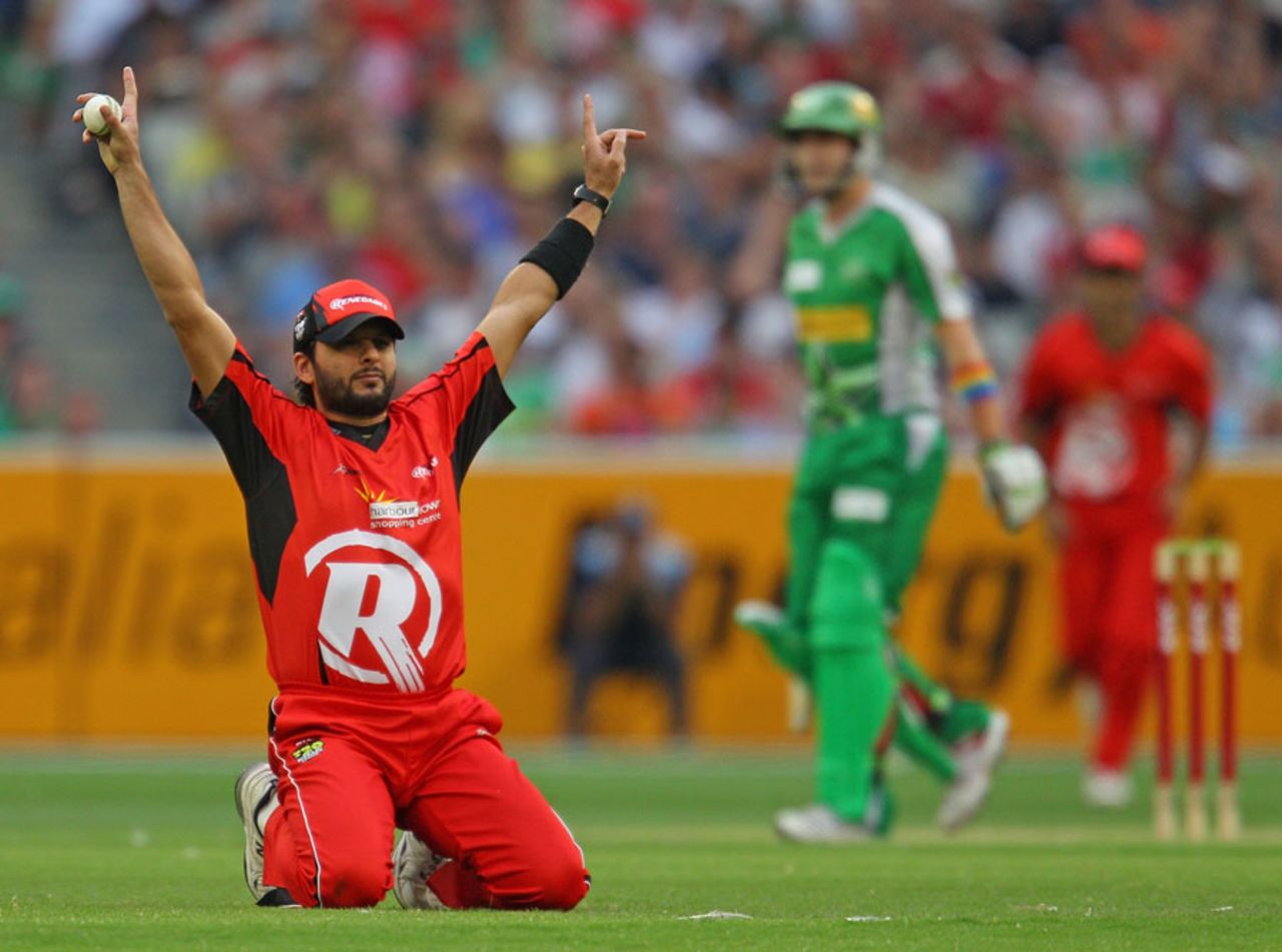 Shahid Afridi celebrates a catch in customary style, Melbourne Renegades v Melbourne Stars, BBL 2011-12, Melbourne, January 7, 2012