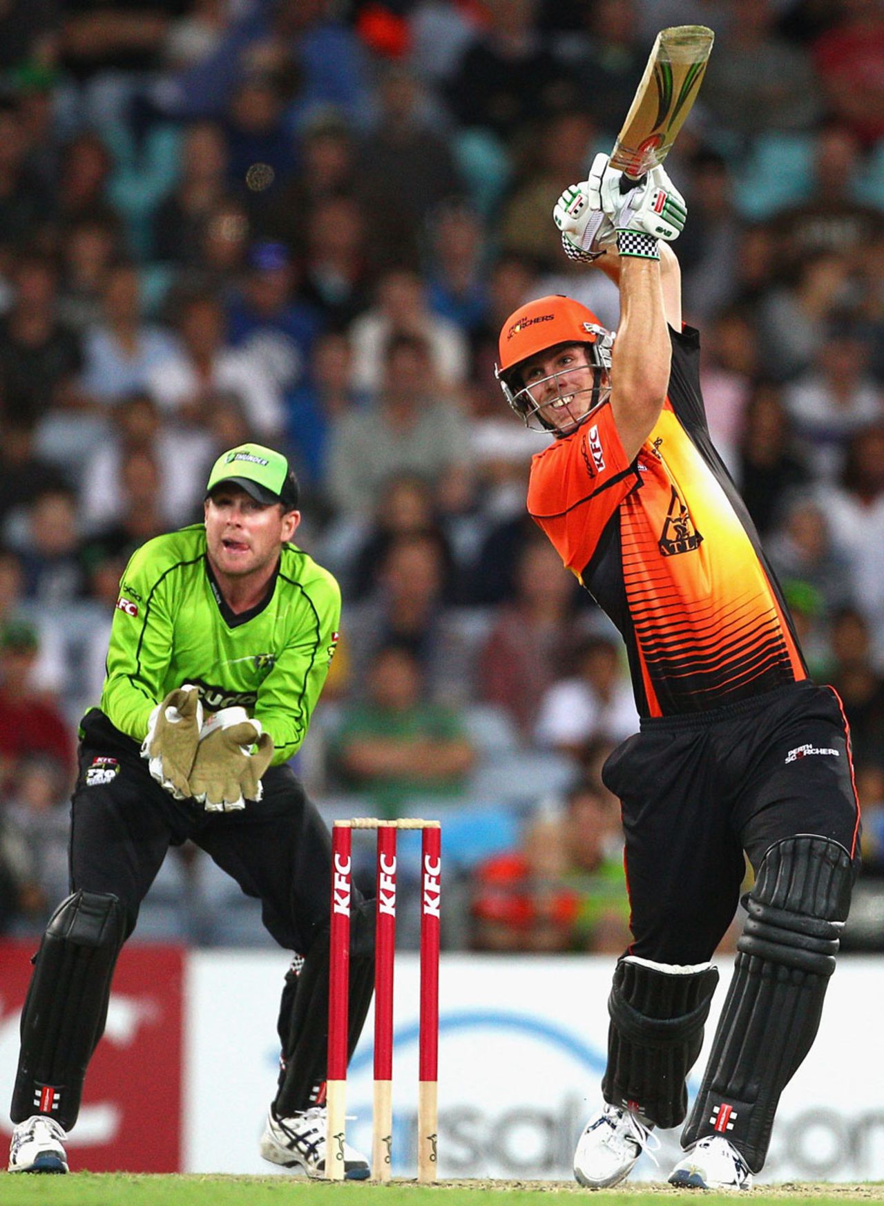 Mitchell Marsh lofts on his way to an unbeaten 64, Sydney Thunder v Perth Scorchers, BBL, Sydney, January 11, 2012