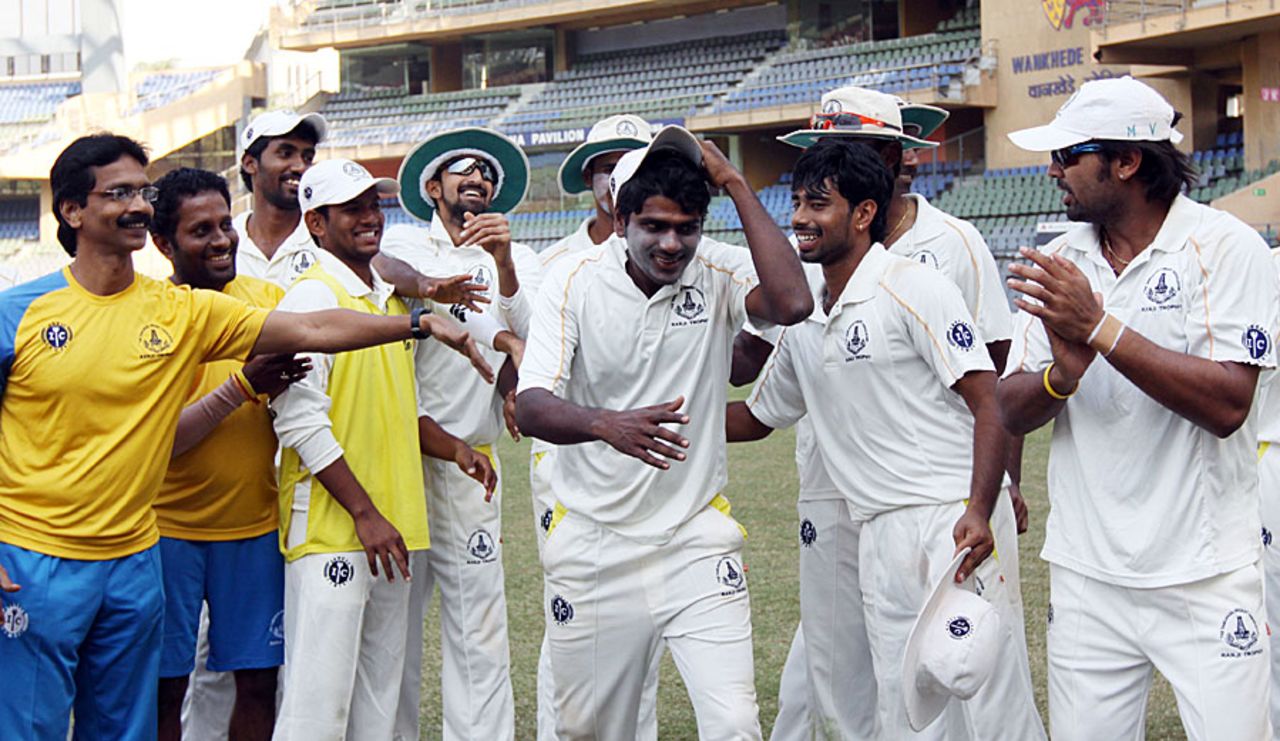 R Prasanna, the Man of the Match, is applauded by his team-mates, Mumbai v Tamil Nadu, 2nd semi-final, Ranji Trophy 2011-12, Mumbai, 4th day, January 13, 2012