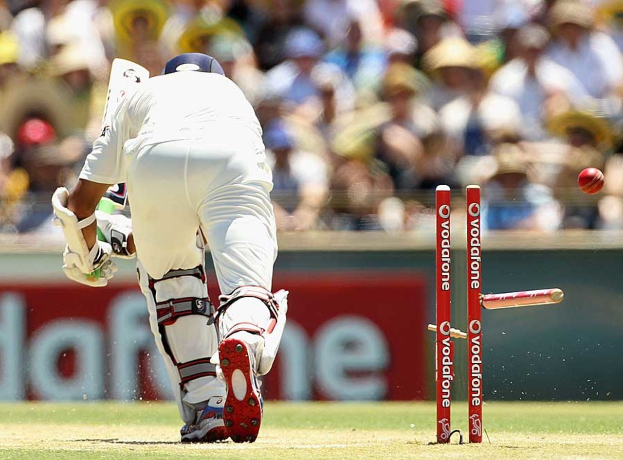 Rahul Dravid loses his leg stump, Australia v India, 3rd Test, Perth, 3rd day, January 15, 2012