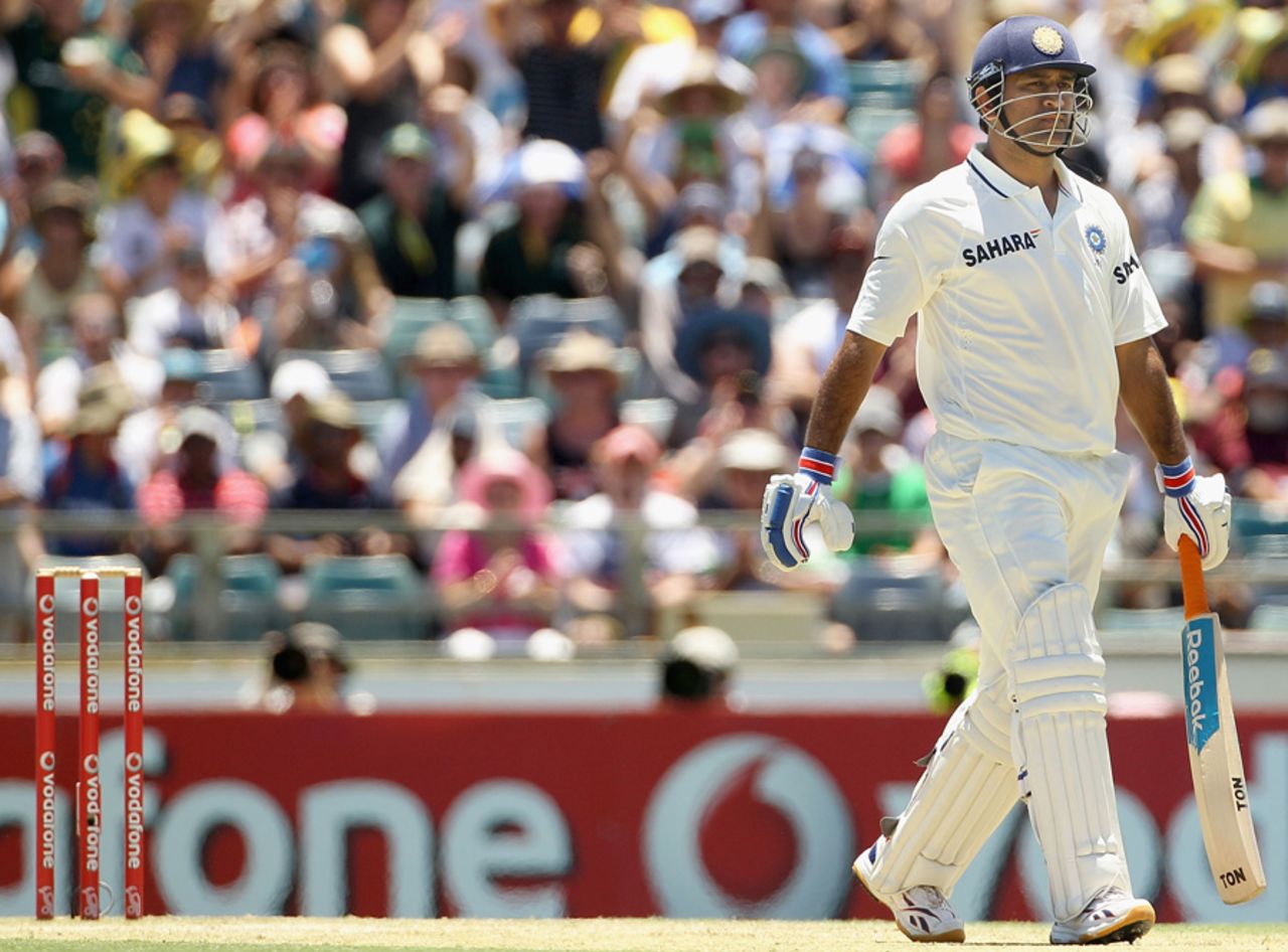 MS Dhoni exits after edging to slip for 2, Australia v India, 3rd Test, Perth, 3rd day, January 15, 2012