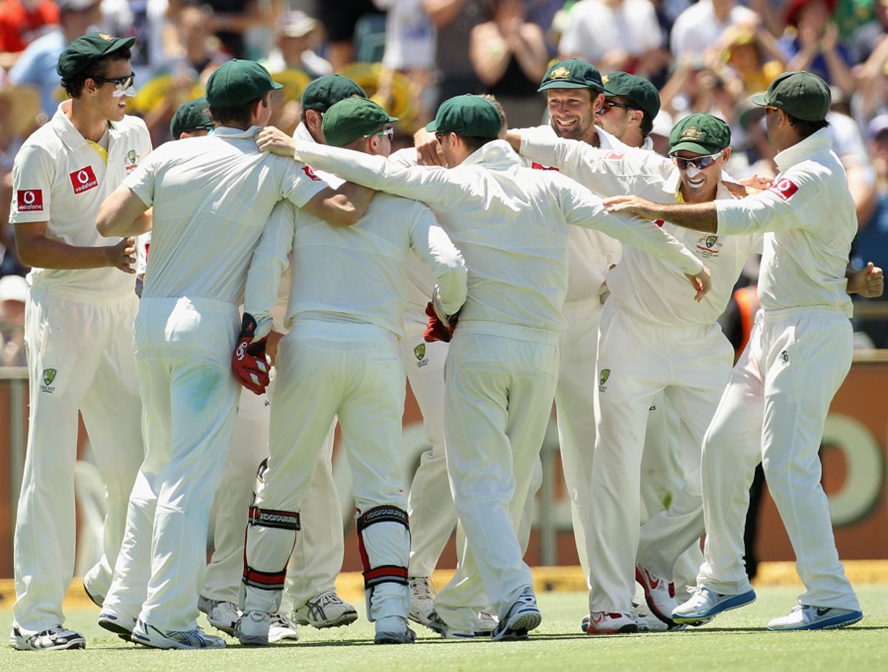 Australia get together after winning the Border-Gavaskar Trophy, Australia v India, 3rd Test, Perth, 3rd day, January 15, 2012