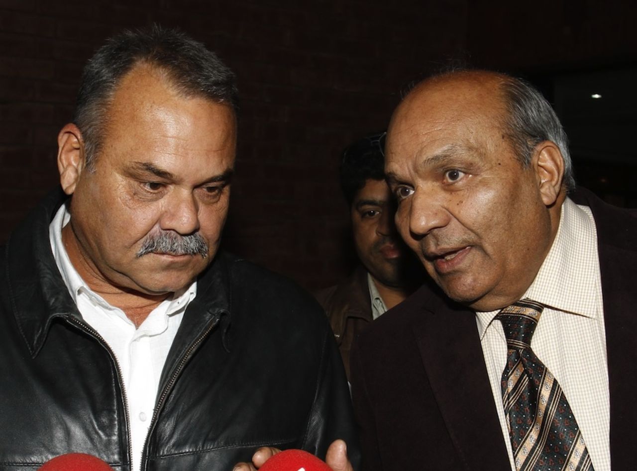 Dav Whatmore and Intikhab Alam speak to reporters, Lahore, January 16, 2012