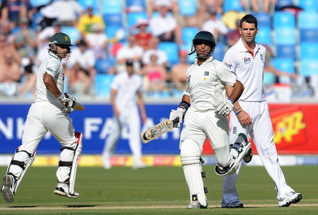 Mohammad Hafeez and Taufeeq Umar put on a century opening partnership, Pakistan v England, 1st Test, Dubai, 2nd Day, January, 18, 2012