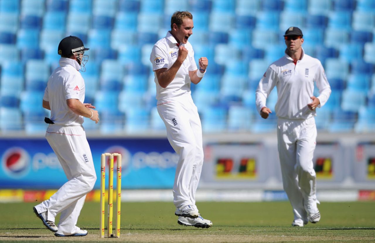 Stuart Broad celebrates his second breakthrough in quick succession , Pakistan v England, 1st Test, Dubai, 2nd day, January, 18, 2012
