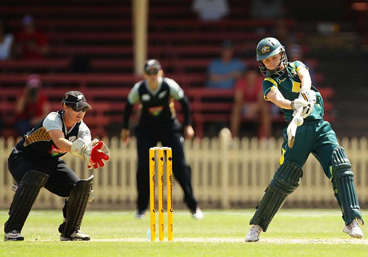 Leah Poulton cuts on her way to 35, Australia v New Zealand, 3rd Women's T20, North Sydney Oval, January 22, 2012