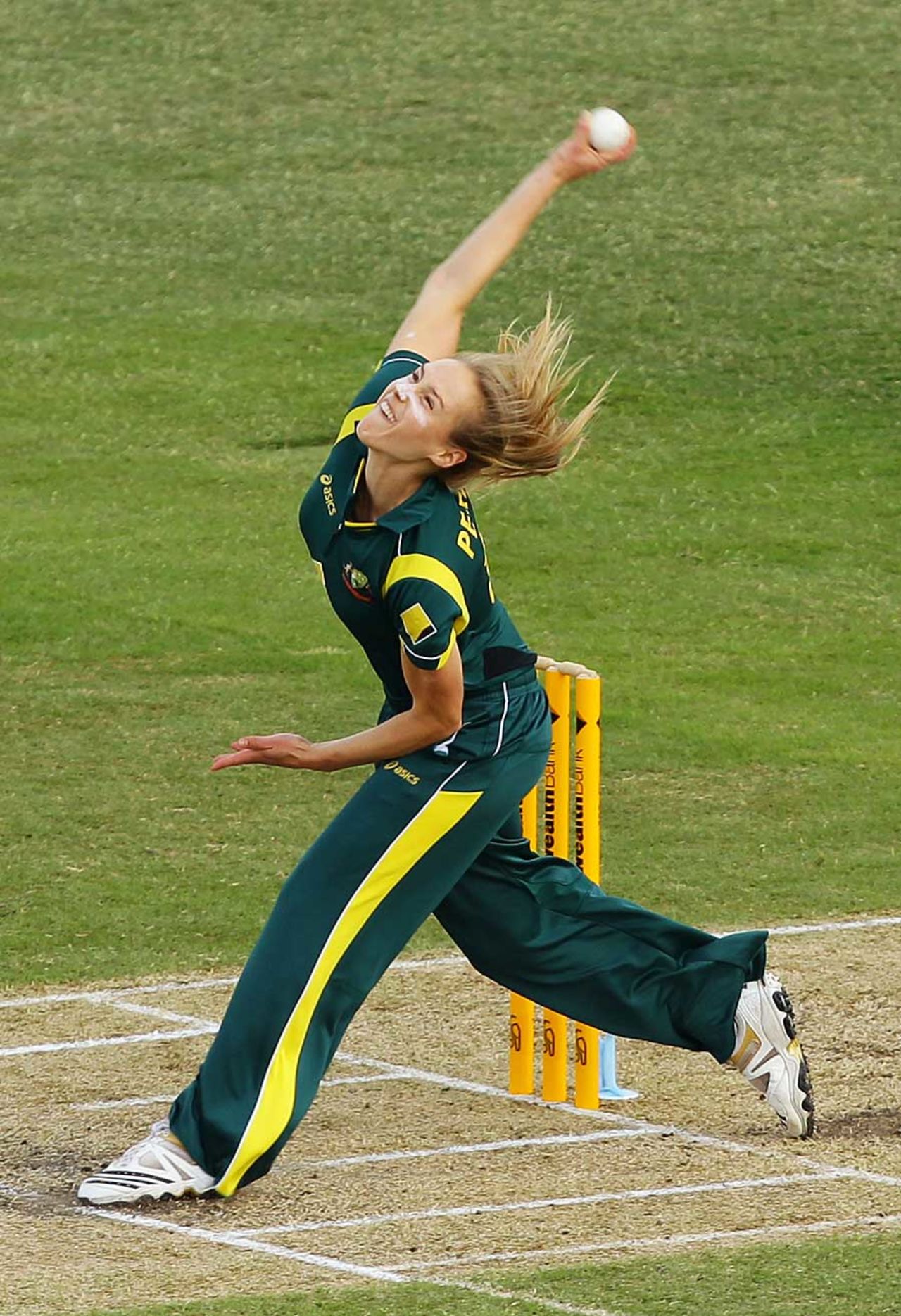 Ellyse Perry sends one down, Australia v New Zealand, 3rd Women's T20, North Sydney Oval, January 22, 2012