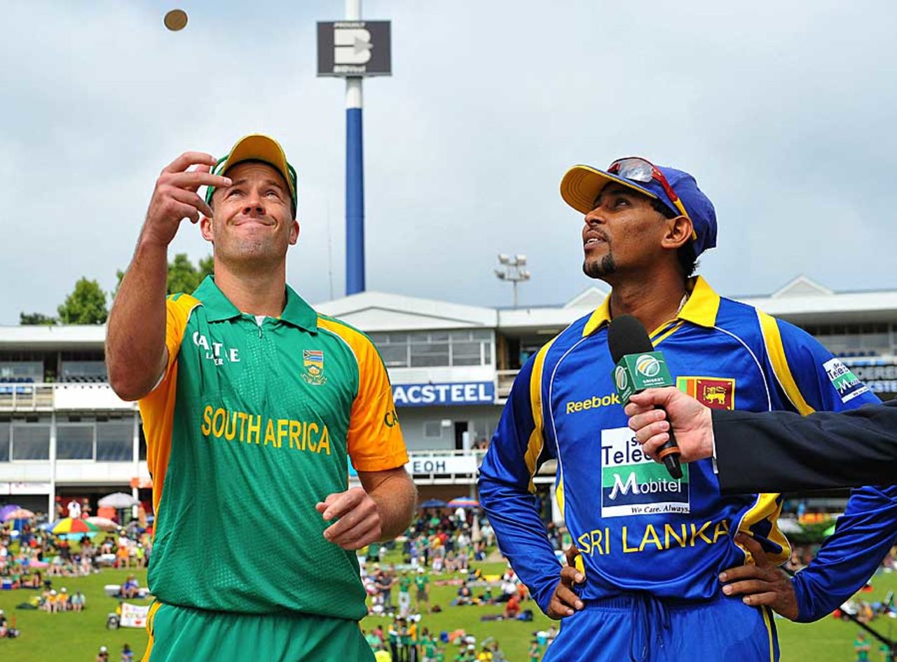 AB de Villiers and Tillakaratne Dilshan at the toss, South Africa v Sri Lanka, 5th ODI, Johannesburg, January 22, 2012