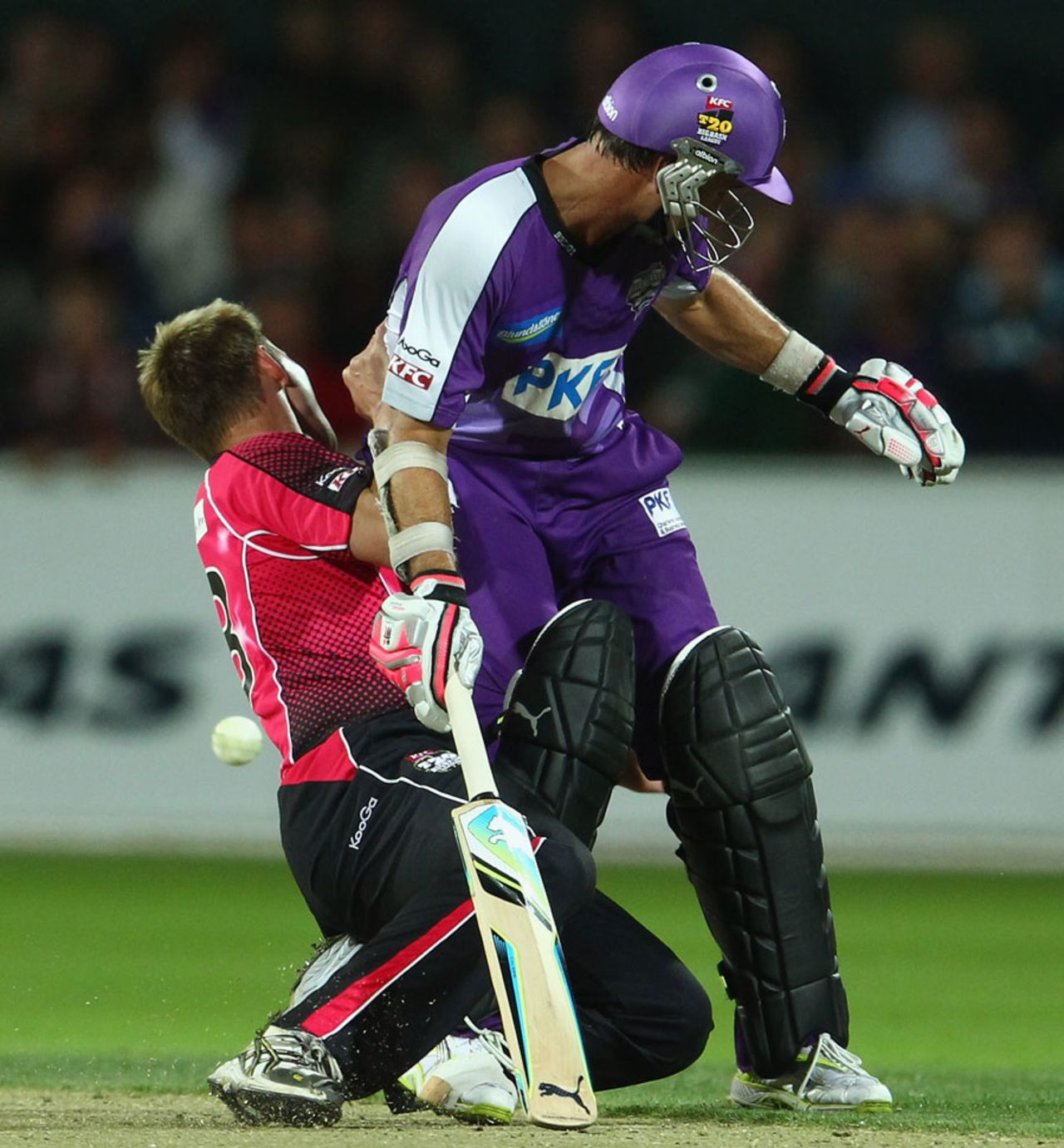 Brett Lee collides with Phil Jaques, Hobart Hurricanes v Sydney Sixers, 2nd semi-final, BBL 2011-12, Hobart, January 22, 2012 