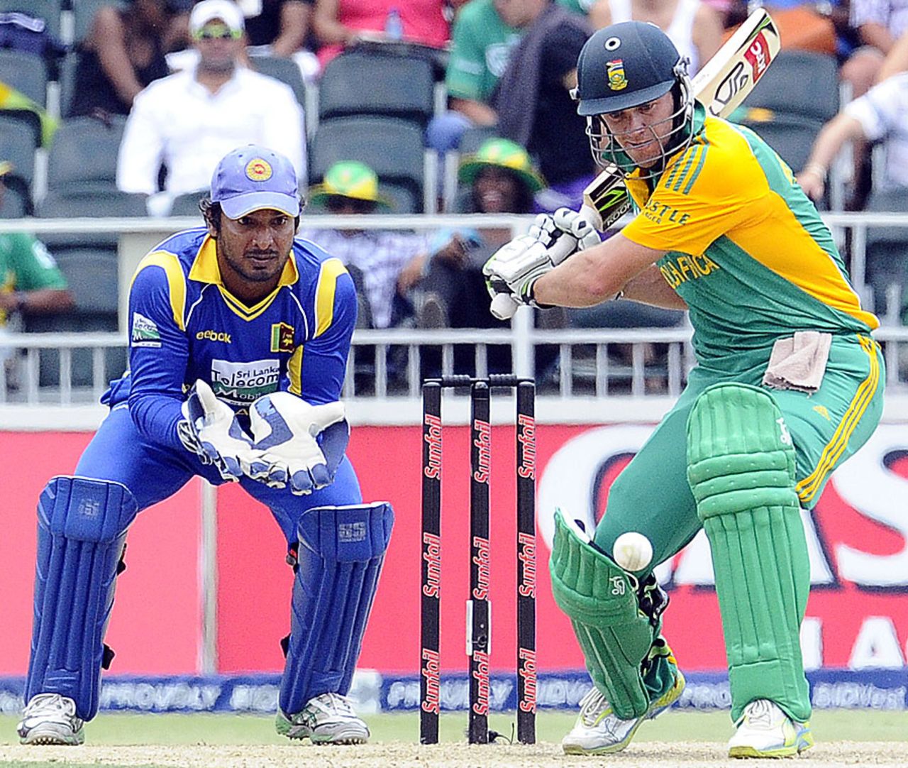 AB de Villiers keeps his eyes on the ball, South Africa v Sri Lanka, 5th ODI, Johannesburg, January 22, 2012